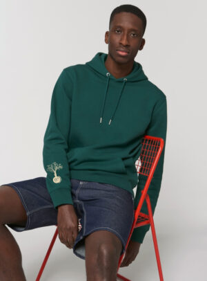 Sweat pour homme et femme en coton biologique de couleur vert sapin avec un dessin dans le dos représentant les cinq éléments de sérigraphie beige.