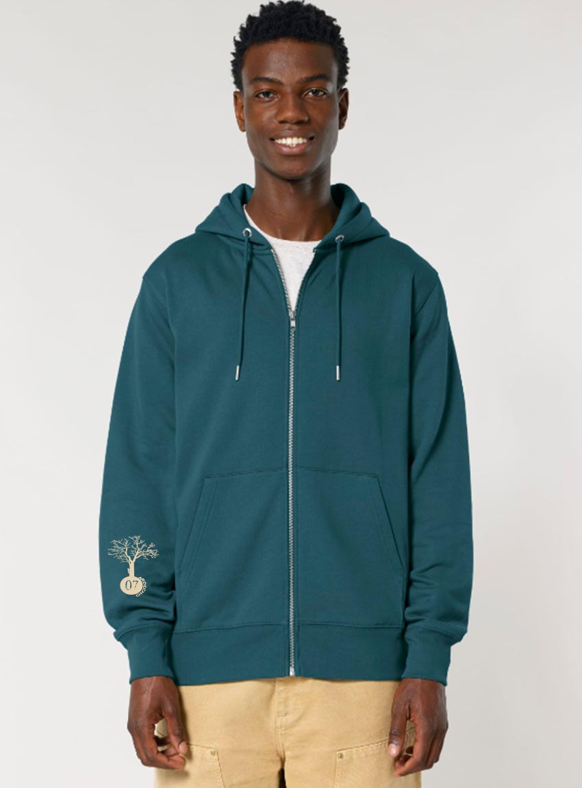 Veste sweat pour homme et femme en coton biologique de couleur ardoise avec un dessin de montagne dans le dos et une inscription noté silence de sérigraphie beige.